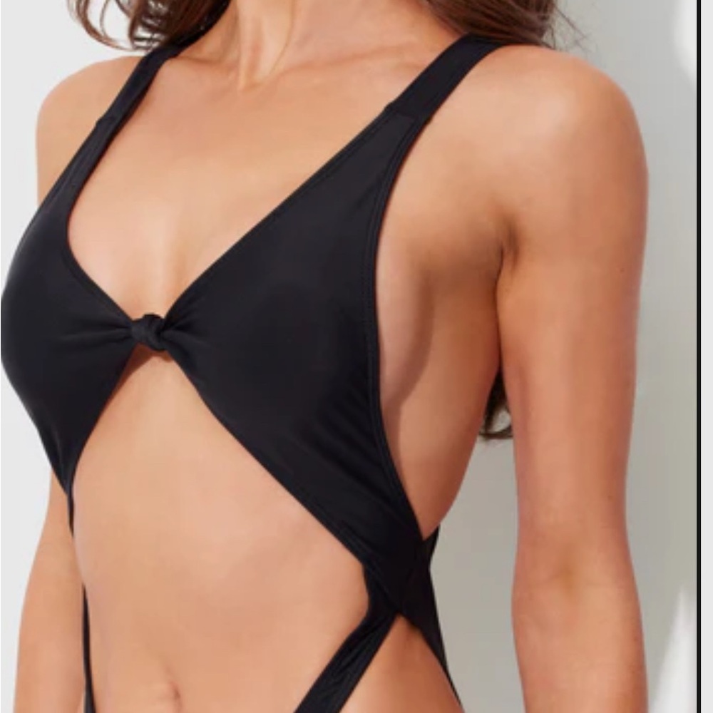 Black Cutout One-Piece Swimsuit <<<<<129>>>> - Picture 3 of 6